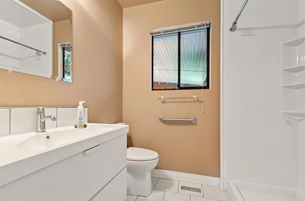 100 ROBERTSON CRESCENT, Hope BC V0X 1L4, Hope BC — Residential for Sale — Photo 16 of 40
