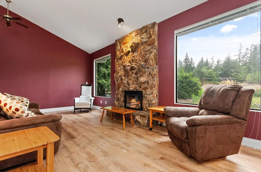 100 ROBERTSON CRESCENT, Hope BC V0X 1L4, Hope BC — Residential for Sale — Photo 7 of 40