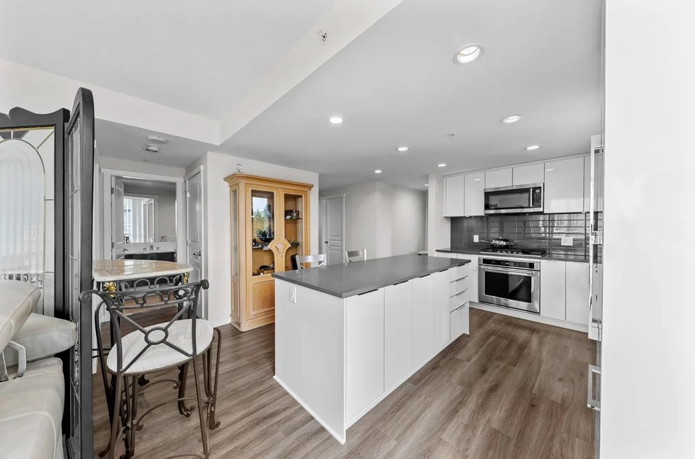 1001 3096 WINDSOR GATE, Coquitlam BC V3B 0P4, Coquitlam BC — Residential for Sale - Photo 4