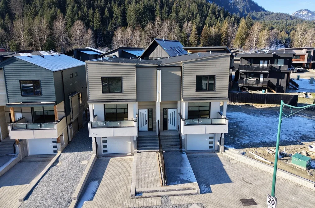 House for sale at 1002 Phare Crescent Pemberton British Columbia - MLS: R3093731