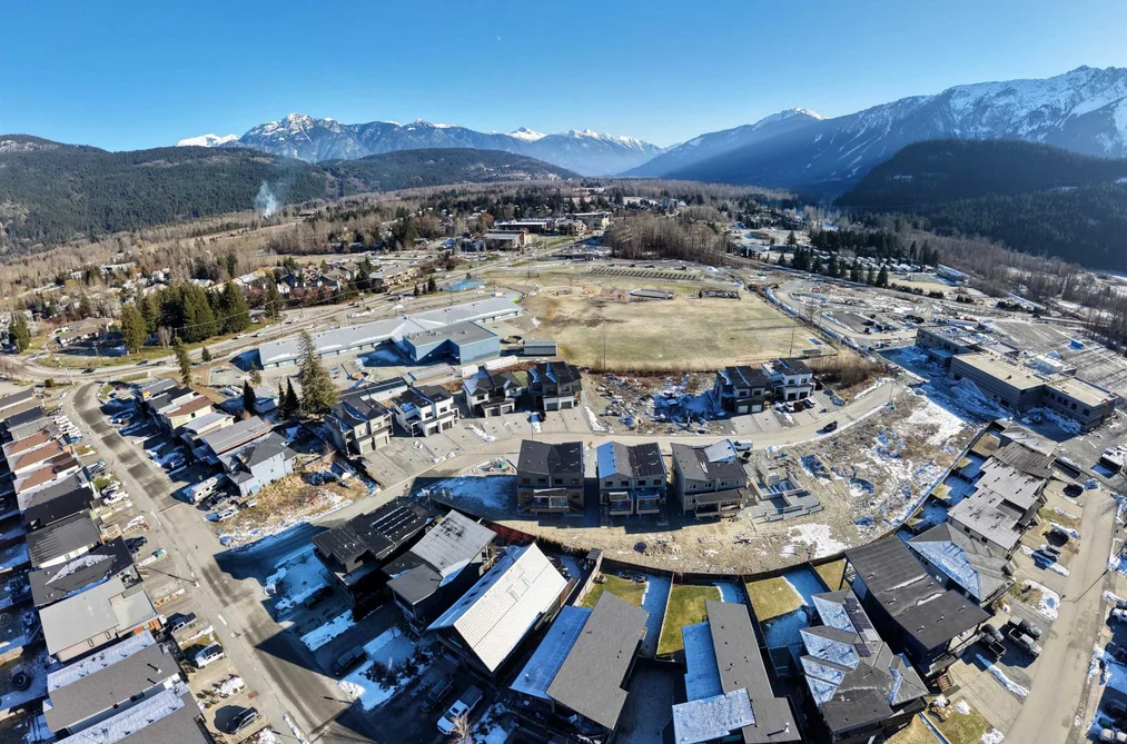 1002 PHARE CRESCENT, Pemberton BC V0N 0A7, Pemberton BC — Residential for Sale - Photo 2