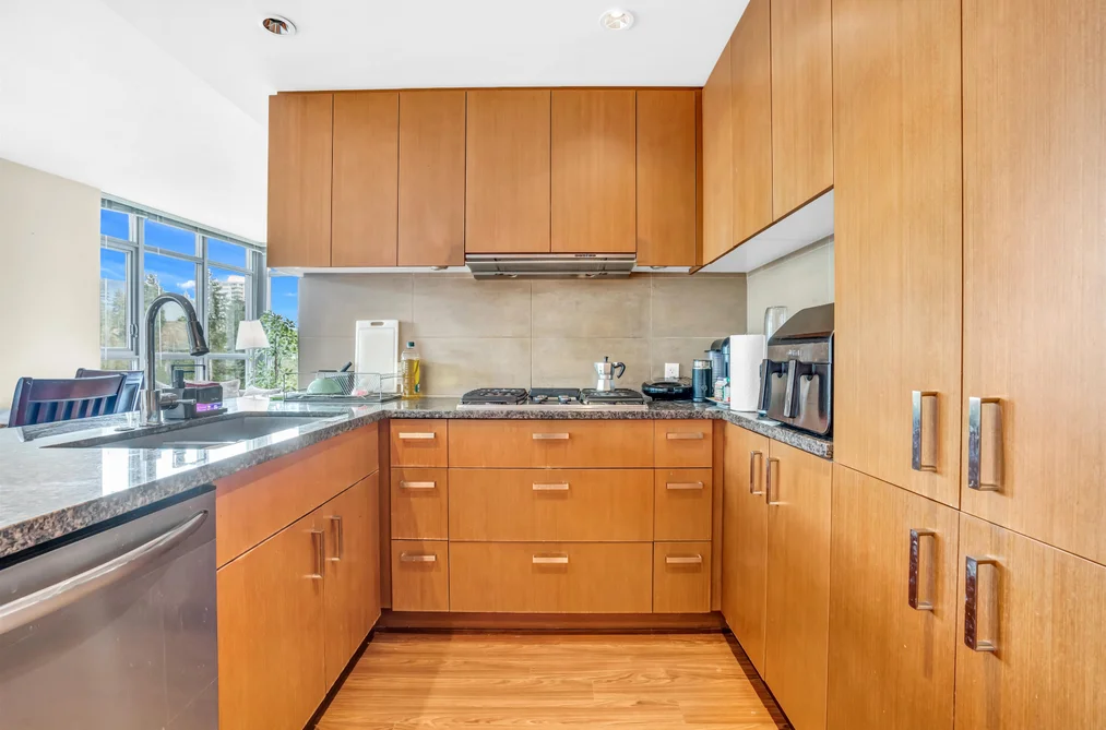 1003 3008 GLEN DRIVE, Coquitlam BC V3B 0J5, Coquitlam BC — Residential for Sale - Photo 2