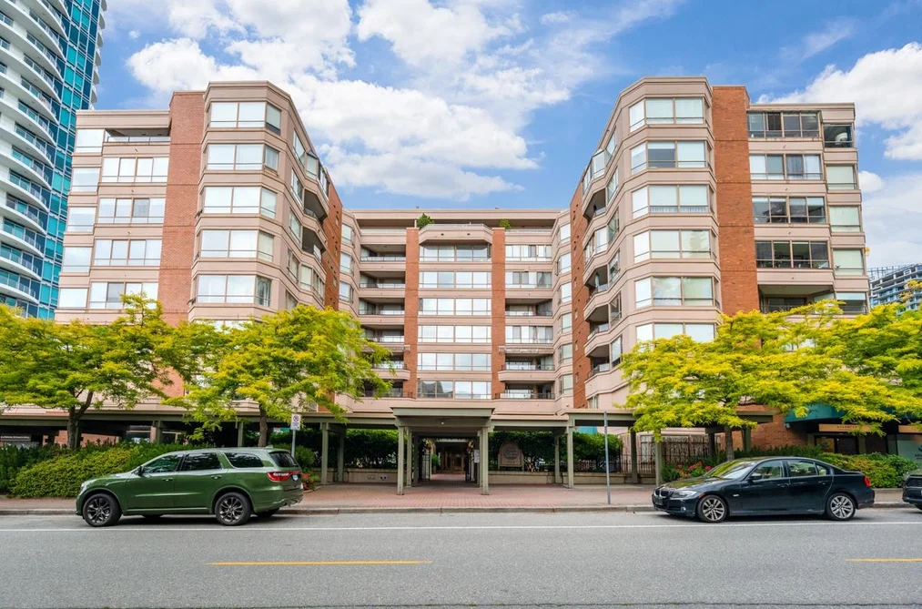 Condo for sale at 101 15111 Russell Avenue White Rock British Columbia - MLS: R3065479