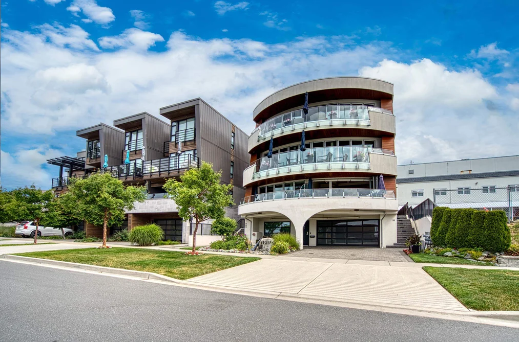 Condo for sale at 101 15219 Royal Avenue White Rock British Columbia - MLS: R3138544