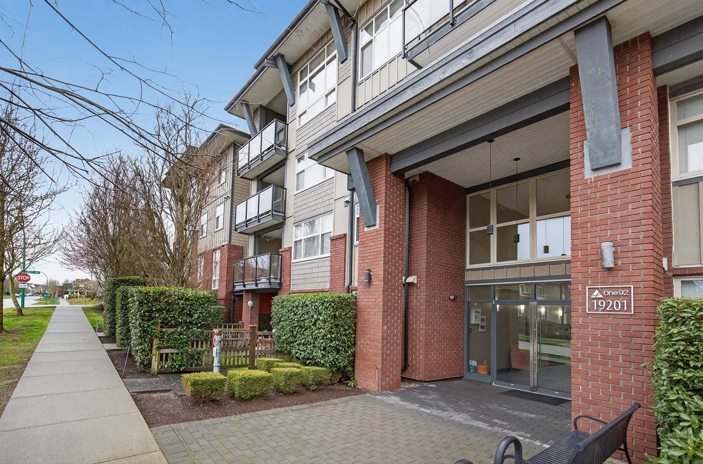 Condo for sale at 101 19201 66a Avenue Surrey British Columbia - MLS: R3101535