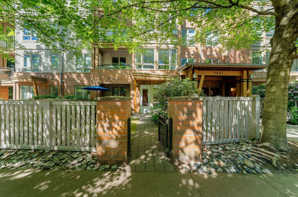 Condo for sale at 101 2601 Whiteley Court North Vancouver British Columbia - MLS: R3133375