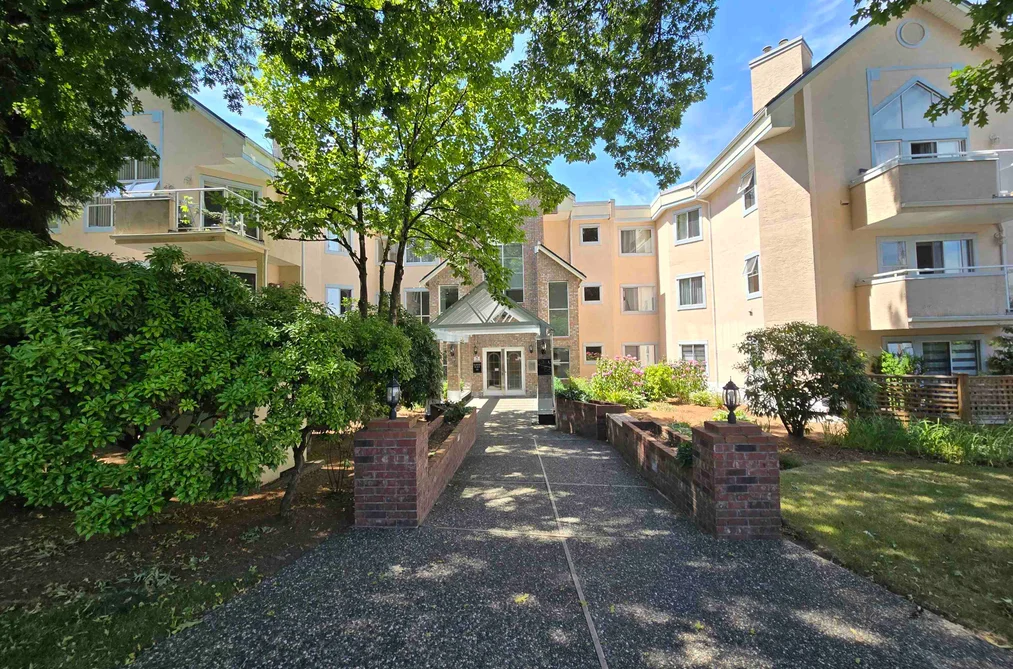 Condo for sale at 101 5565 Barker Avenue Burnaby British Columbia - MLS: R3143526