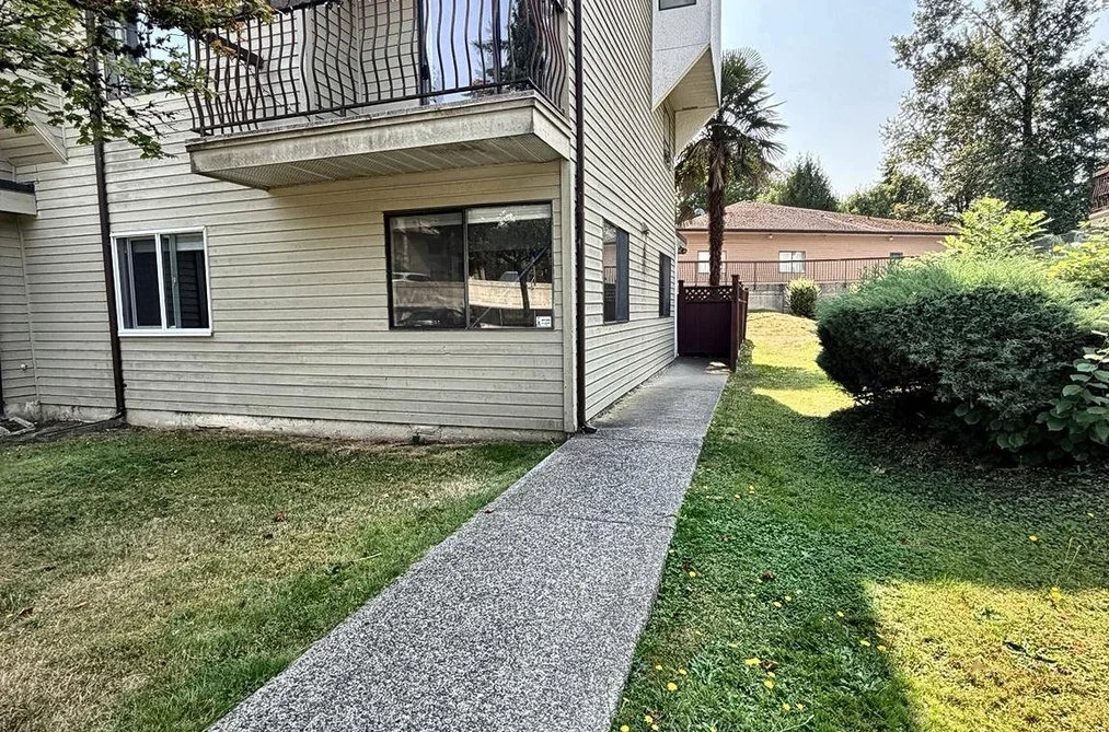 Condo for sale at 101 7131 133a Street Surrey British Columbia - MLS: R3157914