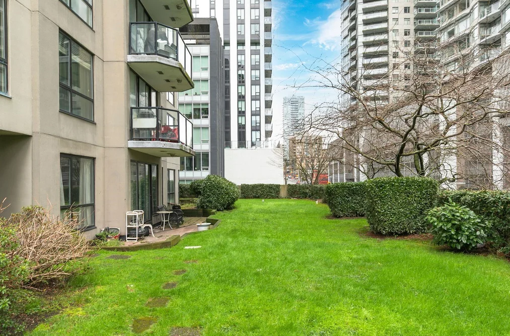 Condo for sale at 101 828 Agnes Street New Westminster British Columbia - MLS: R3117300