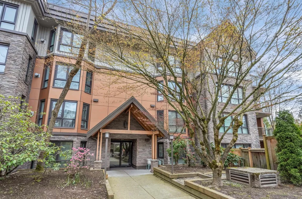 Condo for sale at 101 9962 148 Street Surrey British Columbia - MLS: R3113647