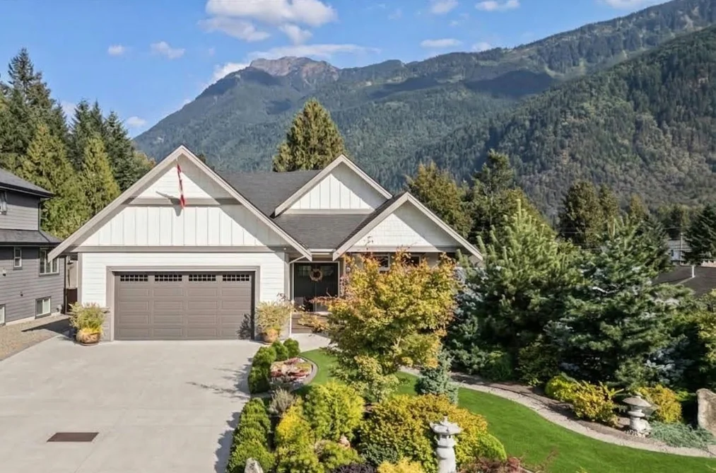 10126 Royalwood Boulevard, Chilliwack, BC - MLS: R3162550 - Photo 3 10126 Royalwood Boulevard, Chilliwack, BC - MLS: R3162550 - Photo 3