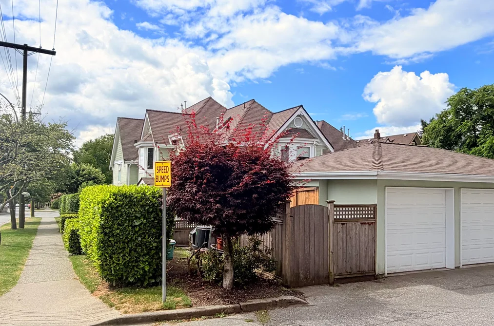 1015 ST. ANDREWS AVENUE, North Vancouver BC V7L 4S3, North Vancouver BC — Residential Income for Sale — Photo 3 of 6