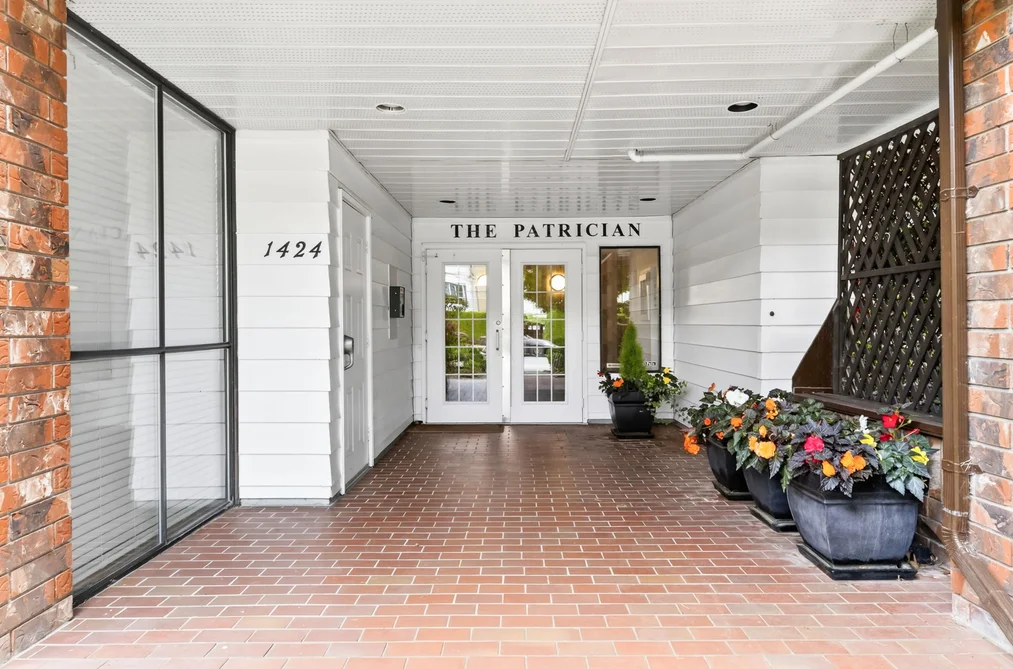 Condo for sale at 102 1424 Martin Street White Rock British Columbia - MLS: R3161867