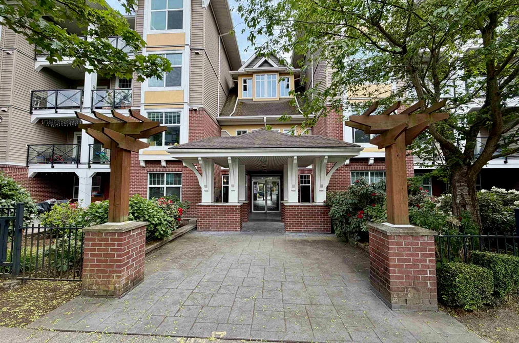 Condo for sale at 102 17712 57a Avenue Surrey British Columbia - MLS: R3131829