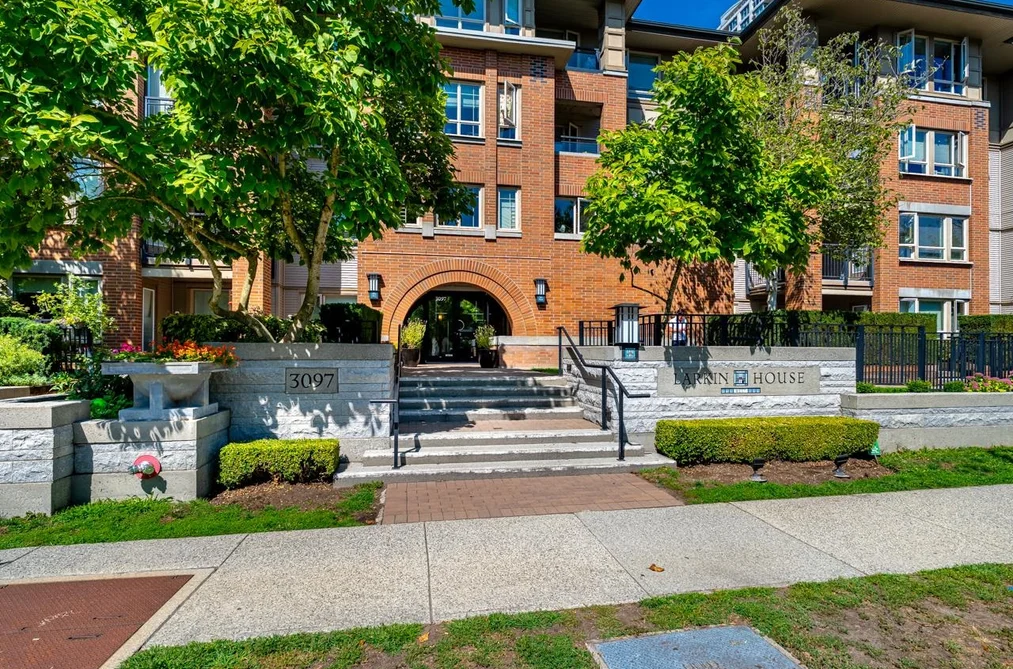 Condo for sale at 102 3097 Lincoln Avenue Coquitlam British Columbia - MLS: R3155306
