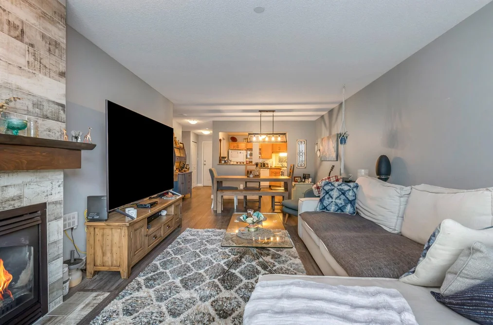 Condo for sale at 102 33280 E Bourquin Crescent Abbotsford British Columbia - MLS: R3082610