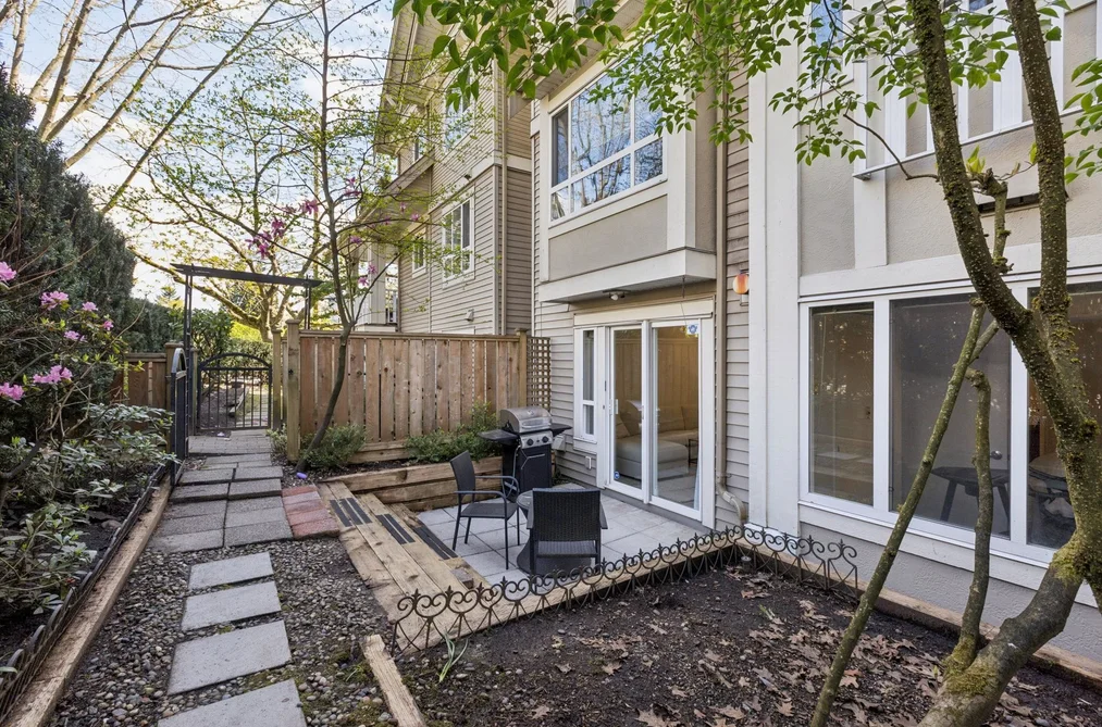 Condo for sale at 102 365 E 1st Street North Vancouver British Columbia - MLS: R3126436