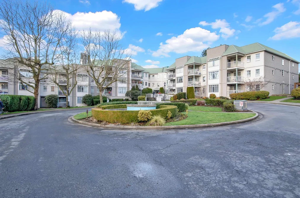 Condo for sale at 102 9765 140 Street Surrey British Columbia - MLS: R3127277