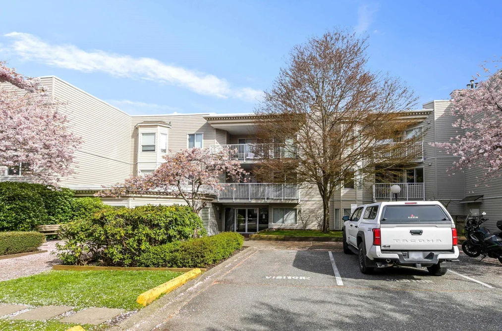 Condo for sale at 102 9948 151 Street Surrey British Columbia - MLS: R3108613