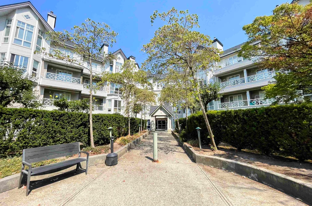Condo for sale at 102 9979 140 Street Surrey British Columbia - MLS: R3155618