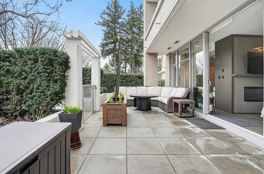 Condo for sale at 103 1501 Vidal Street White Rock British Columbia - MLS: R3109326
