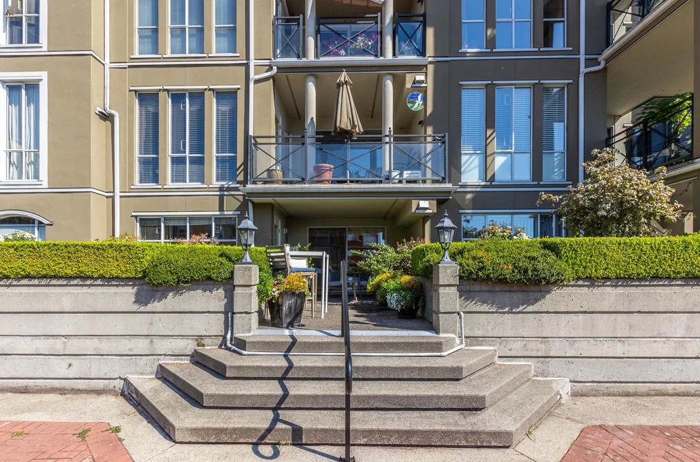 Condo for sale at 103 2 Renaissance Square New Westminster British Columbia - MLS: R3158587