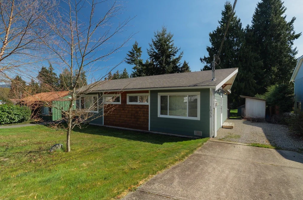 House for sale at 1033-1035 Rosamund Road Gibsons British Columbia - MLS: R3111075