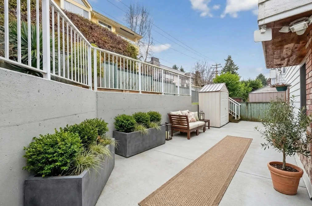 Condo for sale at 104 1390 Martin Street Street White Rock British Columbia - MLS: R3124328