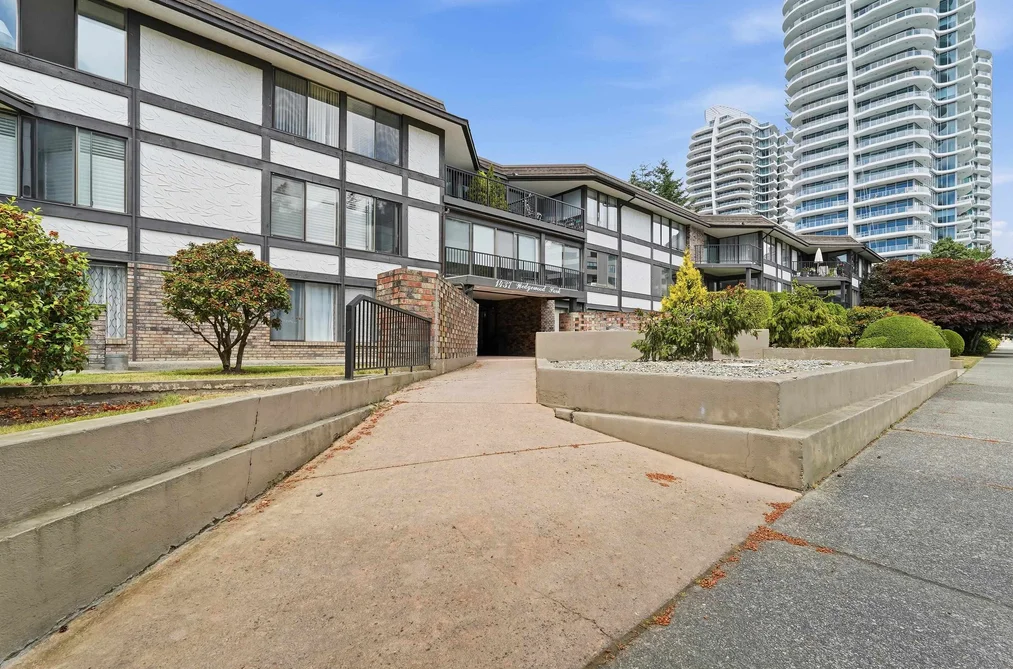 Condo for sale at 104 1437 Foster Street White Rock British Columbia - MLS: R3141938