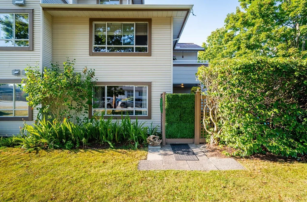 Condo for sale at 104 15991 Thrift Avenue White Rock British Columbia - MLS: R3142012