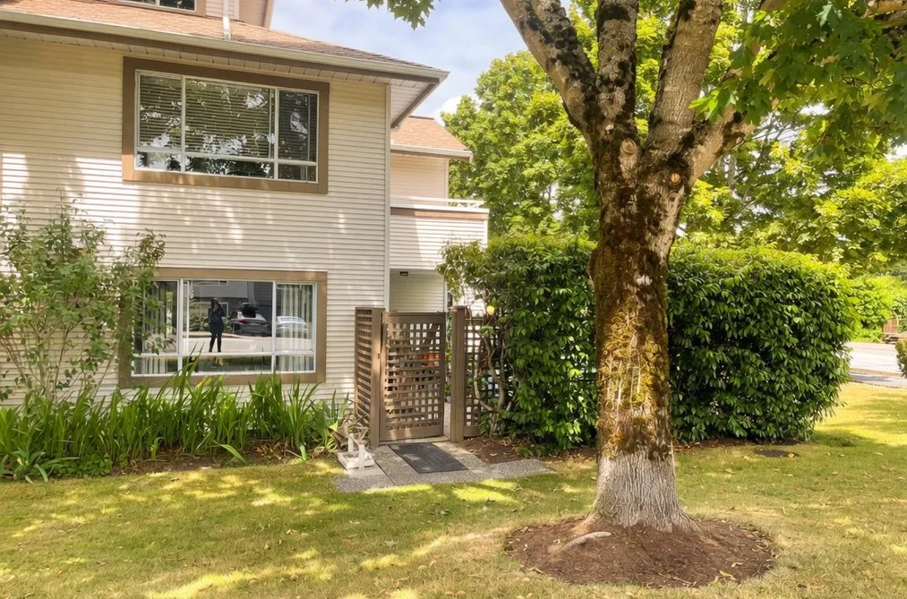 Condo for sale at 104 15991 Thrift Avenue White Rock British Columbia - MLS: R3142012