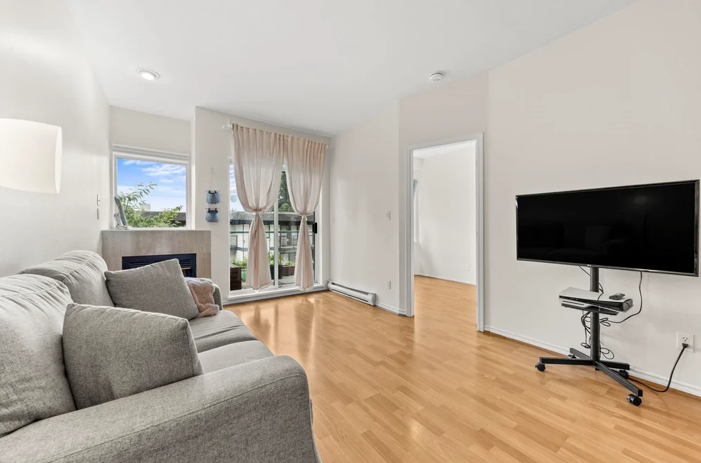 104 177 W 5TH STREET, North Vancouver, BC — Residential for Sale — Photo 4 of 23