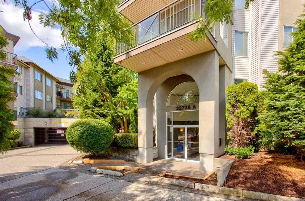 Condo for sale at 104 32725 George Ferguson Way Abbotsford British Columbia - MLS: R3152448