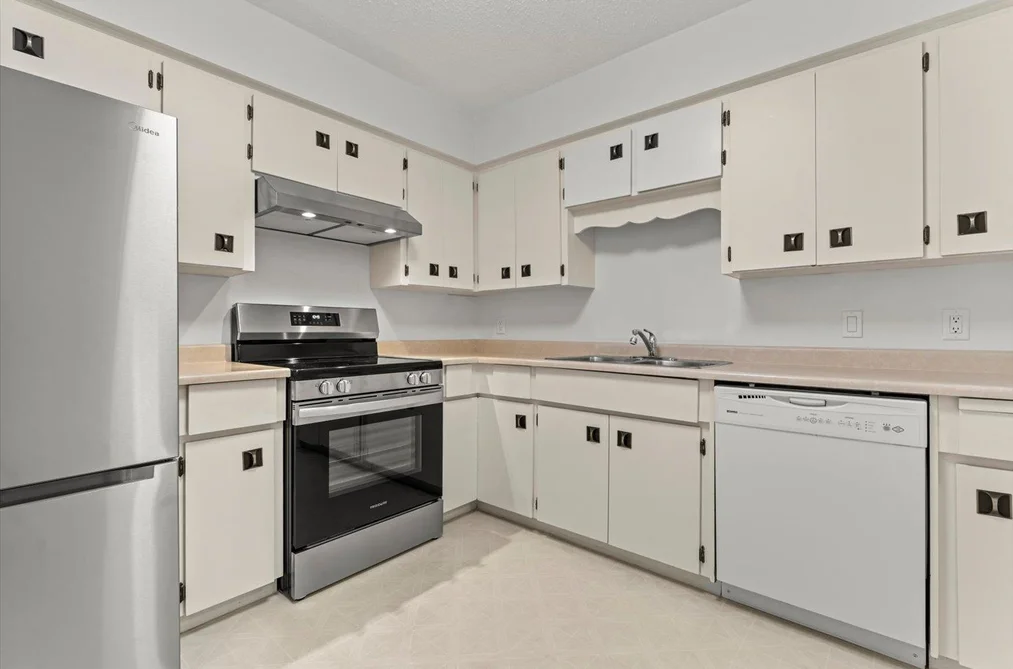 Condo for sale at 104 32885 George Ferguson Way Abbotsford British Columbia - MLS: R3158543