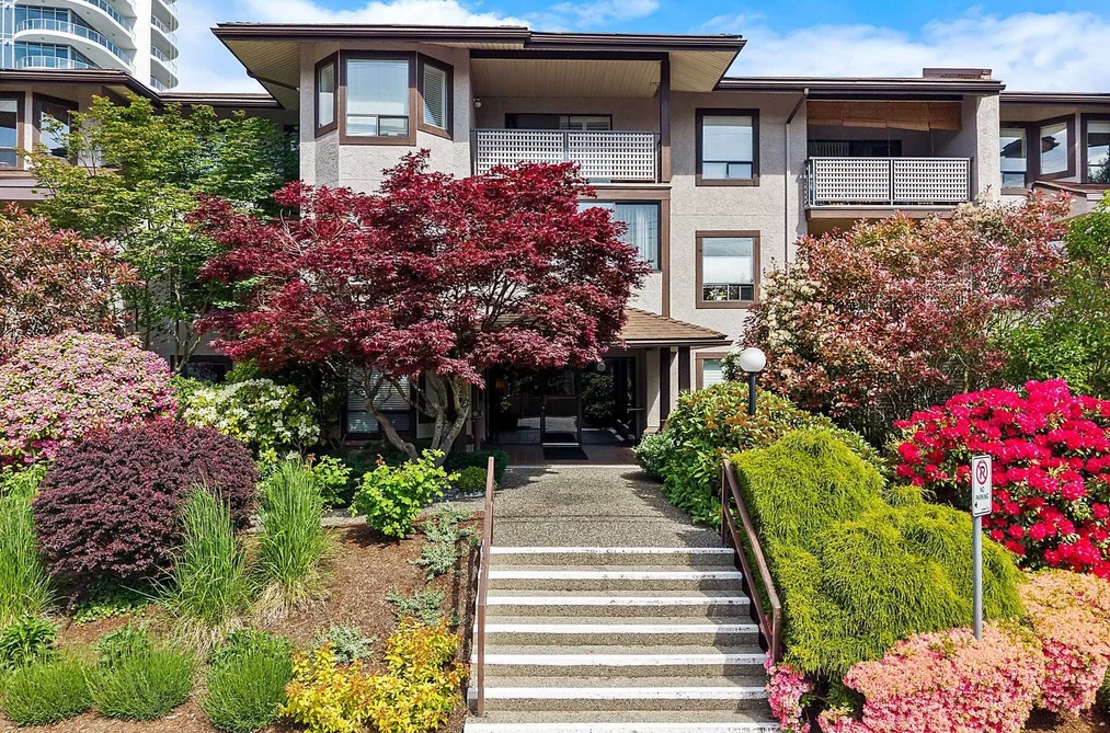 Condo for sale at 105 1460 Martin Street White Rock British Columbia - MLS: R3126442