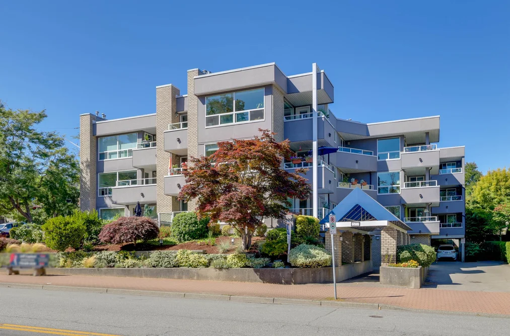 Condo for sale at 105 15717 Marine Drive White Rock British Columbia - MLS: R3155262