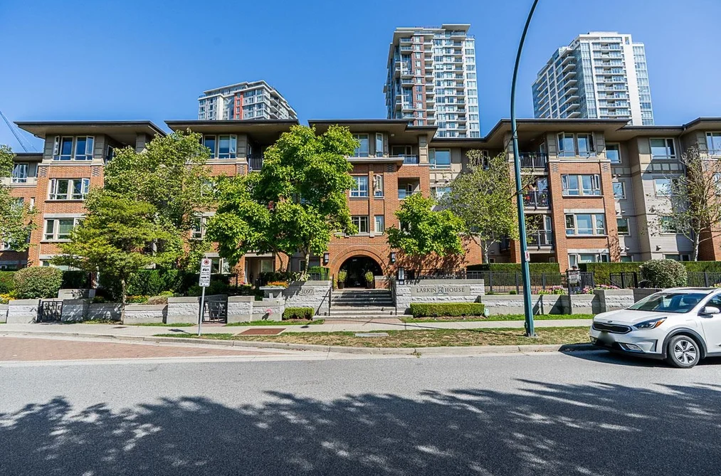Condo for sale at 105 3097 Lincoln Avenue Coquitlam British Columbia - MLS: R3155229