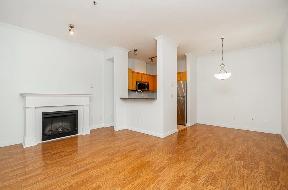 105 7000 21ST AVENUE, Burnaby BC V5E 4P1, Burnaby BC — Residential for Sale — Photo 8 of 40
