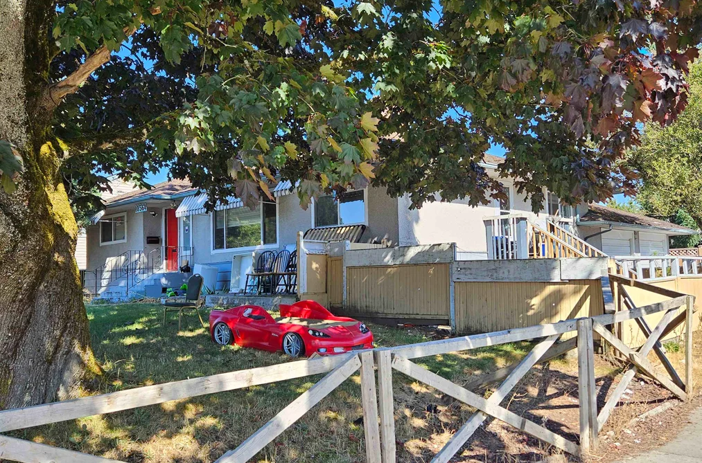 Property for sale at 10564 137a Street Surrey British Columbia - MLS: R3050363
