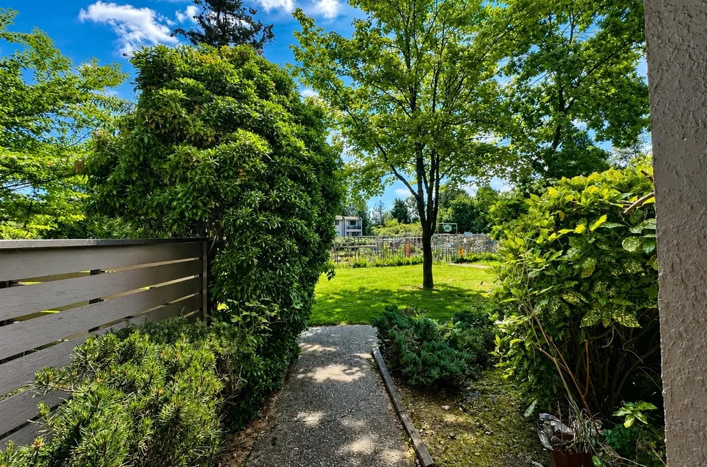 10582 HOLLY PARK LANE, Surrey BC V3R 6X9, Surrey BC — Residential for Sale - Photo 2