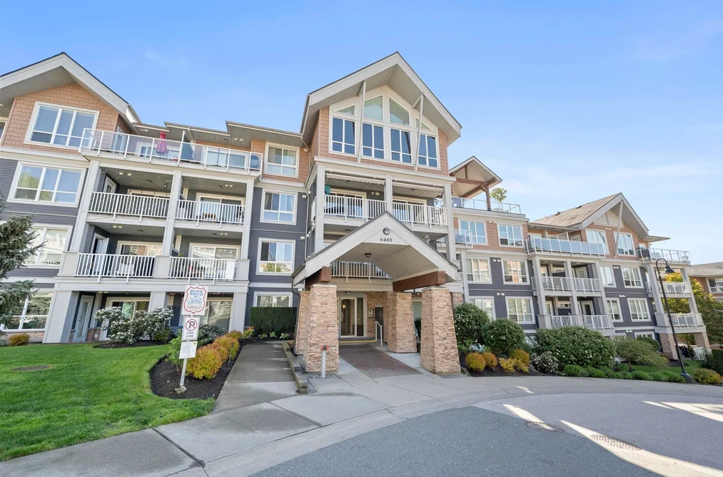 Condo for sale at 106 6460 194 Street Surrey British Columbia - MLS: R3116917