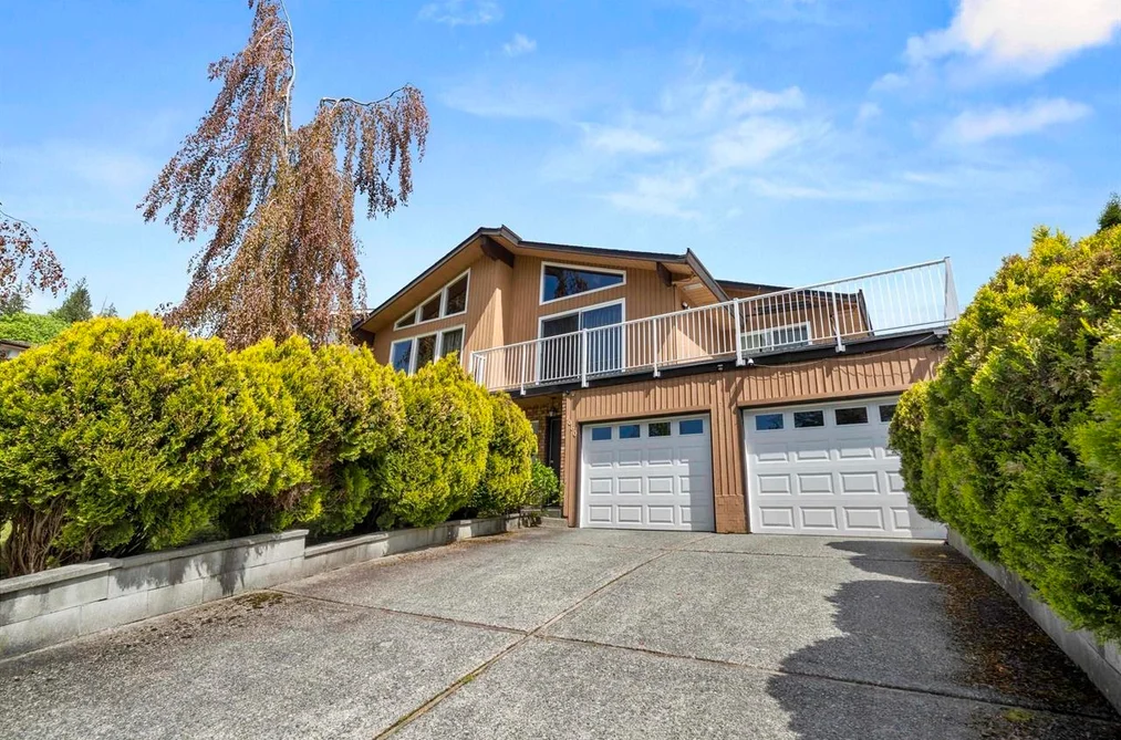 House for sale at 1060 Ayshire Drive Burnaby British Columbia - MLS: R3108355