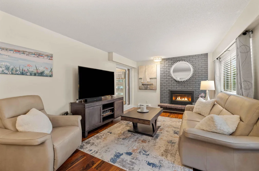 Condo for sale at 107 1368 Foster Street White Rock British Columbia - MLS: R3163047