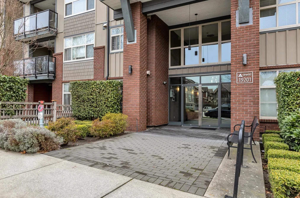 Condo for sale at 107 19201 66a Avenue Surrey British Columbia - MLS: R3168563