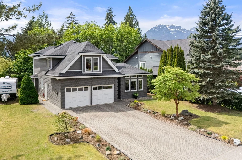House for sale at 1070 Glacier View Drive Squamish British Columbia - MLS: R3122174