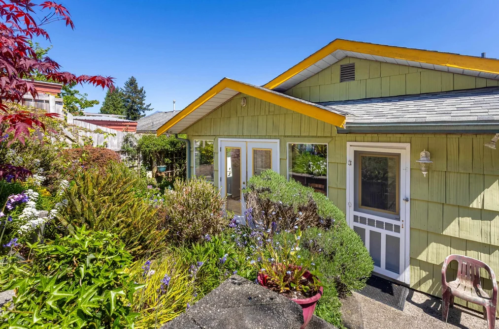 1077 POINT ROAD, Gibsons BC V0N 1V1, Gibsons BC — Residential for Sale - Photo 2
