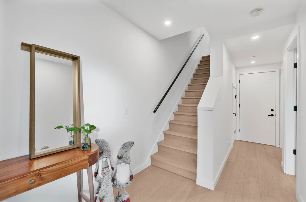 11 528 E 2ND STREET, North Vancouver BC V7L 0G8, North Vancouver BC — Residential for Sale - Photo 3