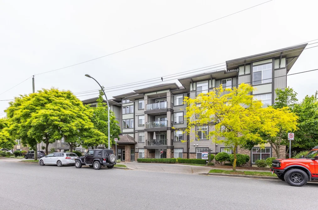 Condo for sale at 110 2068 Sandalwood Crescent Abbotsford British Columbia - MLS: R3133056