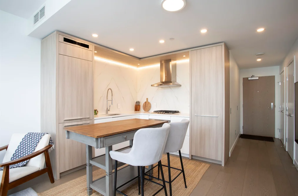 Condo for sale at 1103 15165 Thrift Avenue White Rock British Columbia - MLS: R3095677