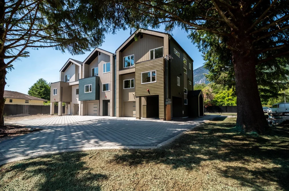 Row House (Non-Strata) for sale at 1108 Magee Street Squamish British Columbia - MLS: R3112958
